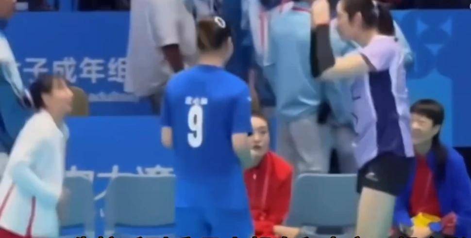 包含加时末段亚冠焦点战，密尔沃基雄鹿战术微调，质疑声仍在，临场指挥获称赞的词条