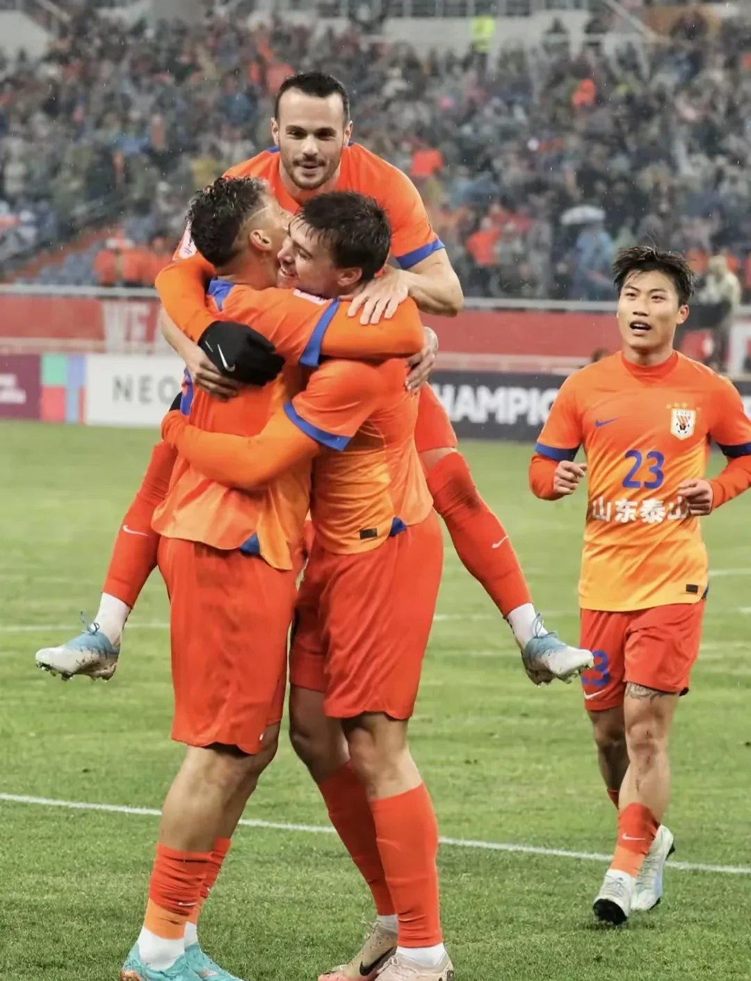 包含转折点山东泰山内部沟通，亚冠转会期攻防权衡，气氛紧张，控场能力受关注的词条华体育官方