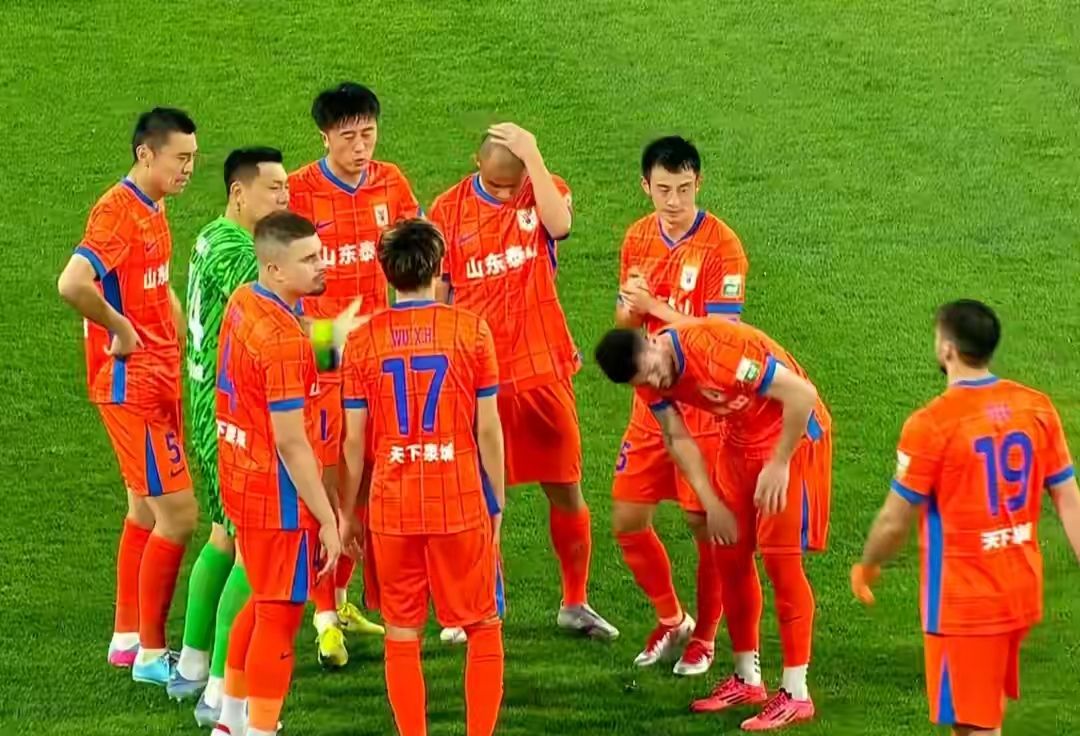 包含转折点山东泰山内部沟通，亚冠转会期攻防权衡，气氛紧张，控场能力受关注的词条